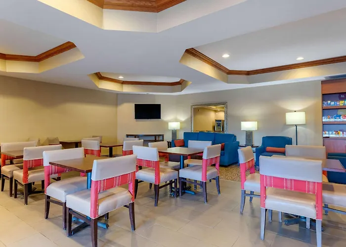 Comfort Suites South Haven Near I-96